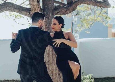 hombre y mujer bailan tango con ropa de boda