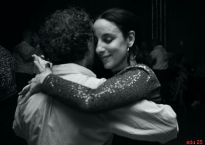 Foto en balnco y negro de una pareja de baile