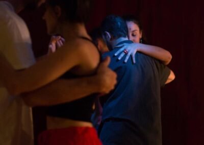 dos parejas de alumnos bailando tango