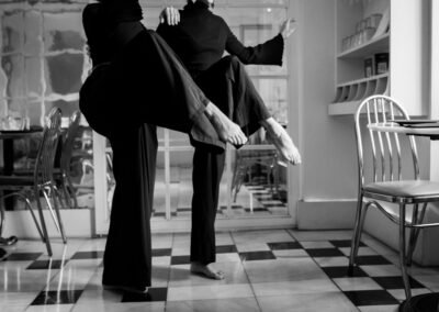 Natalia Puccioni y acompañante bailando tango en blanco y negro