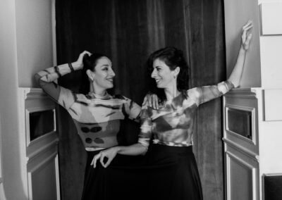 Natalia Puccioni y acompañante posando en imagen en blanco y negro